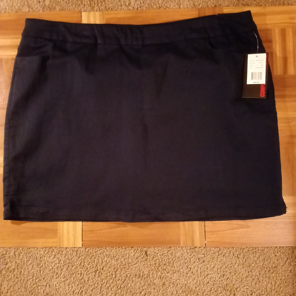 Briggs Woman Navy Stretch Skort Size 22W